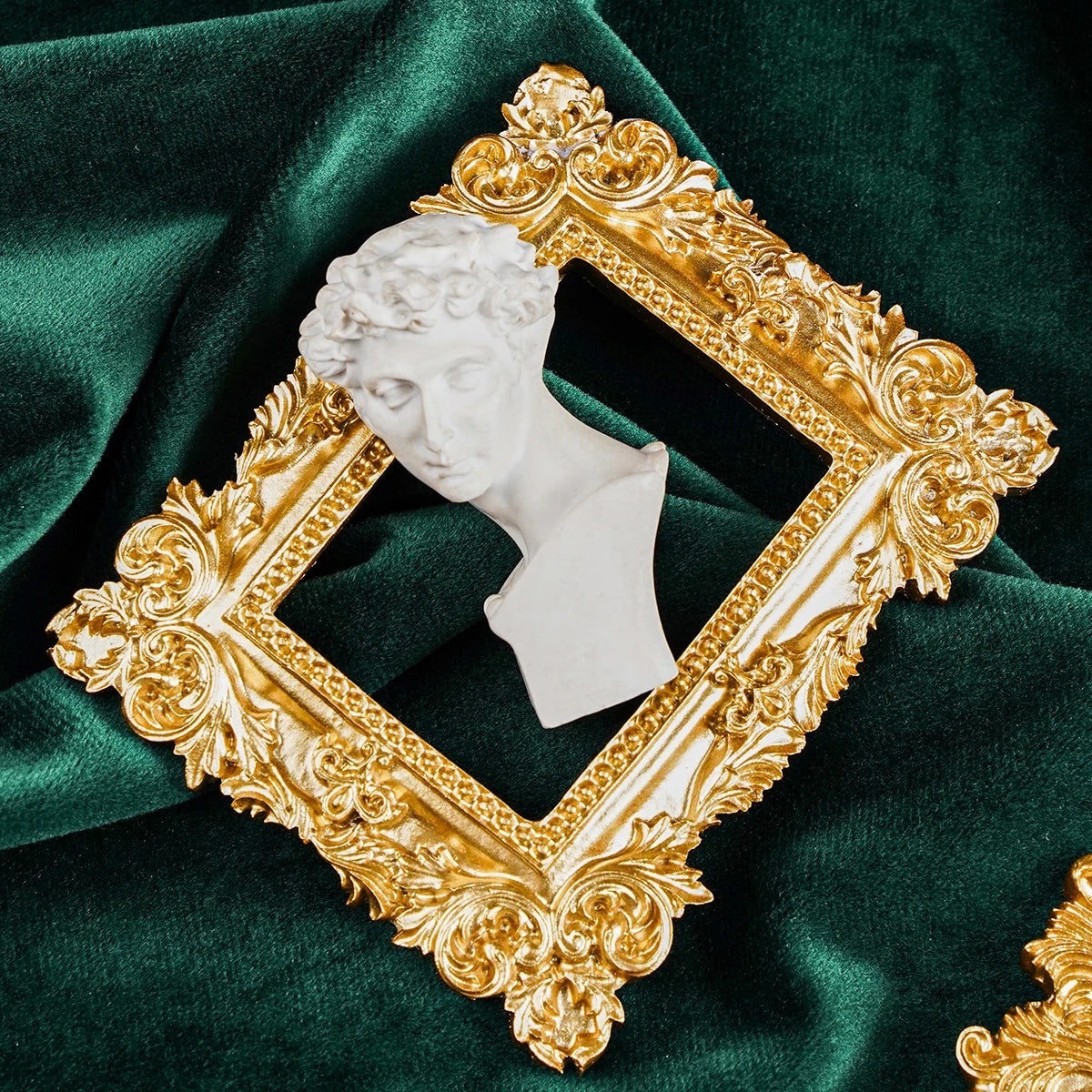 #6.4 - Vintage Golden Frame