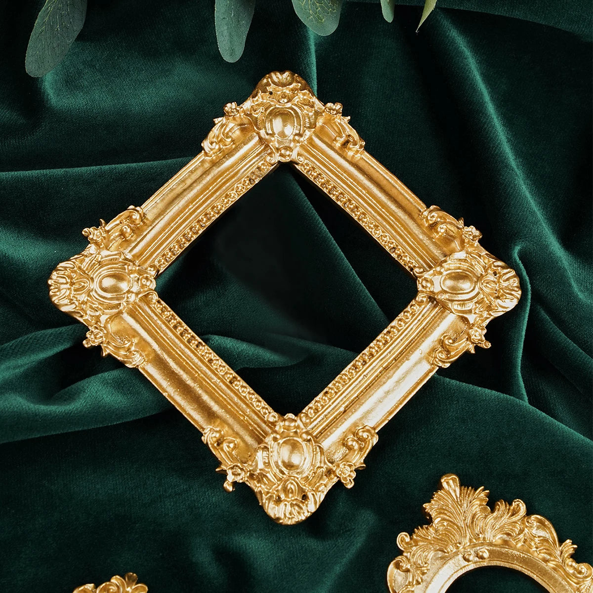 #6.4 - Vintage Golden Frame